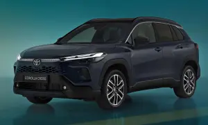 Nowa Toyota Corolla Cross w ciemnogranatowym kolorze, z nowoczesnym grillem i reflektorami LED, prezentuje się dynamicznie na tle turkusowego tła.