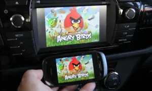 Gra Angry Birds na ekranie telefonu i samochodowego systemu multimedialnego. Działa jako mirror link, przenosząc rozgrywkę na większy ekran.