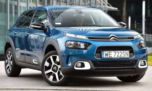 Niebieski, mały SUV dla kobiety, idealny do miasta. Elegancki i praktyczny, z nowoczesnym designem.