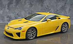 Żółty Lexus LFA, sportowy samochód marzeń. Jego cena jest wysoka, ale wrażenia z jazdy bezcenne.