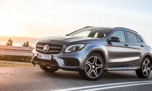 Szary Mercedes GLA 220 z polskimi tablicami rejestracyjnymi stoi na poboczu drogi o zachodzie słońca.
