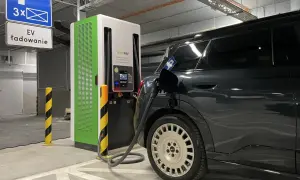 Ładowanie samochodu elektrycznego. Zastanawiasz się, ile energii potrzeba do ładowania samochodu elektrycznego? Stacja Greenway w garażu podziemnym.