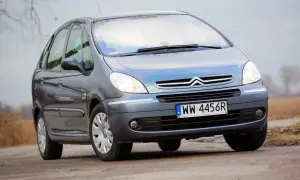 Szary Citroen Xsara Picasso z polskimi tablicami rejestracyjnymi WW 4456R na drodze.