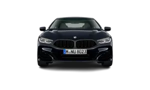 Ciemnogranatowe BMW 840i z charakterystyczną atrapą chłodnicy i ostrymi światłami LED, prezentowane na czarnym tle.