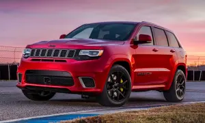 Czerwony Jeep Grand Cherokee Trackhawk na torze wyścigowym, gotowy do akcji.