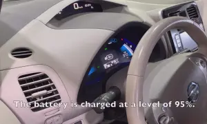 Wnętrze Nissana Leafa z naładowaną baterią na 95%. Idealne do codziennych podróży, a ubezpieczenie nissan leaf zapewni spokój.