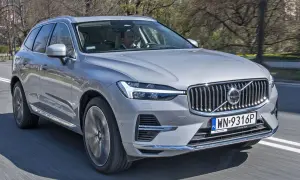 Srebrny Volvo XC60 w ruchu. Sprawdź aktualną volvo xc60 cena i wybierz swój wymarzony SUV.