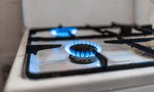 Płomienie gazu ziemnego na kuchence gazowej.