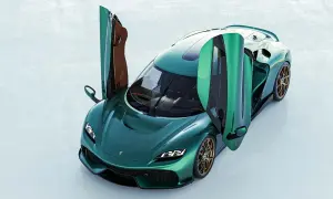Zielony Koenigsegg Gemera z otwartymi drzwiami, prezentujący swoje luksusowe wnętrze i sportowy design.