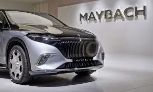 Przód luksusowego samochodu Maybach w kolorze srebrno-czarnym, z logo marki na masce i na grillu.