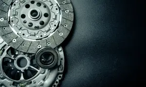 Elementy sprzęgła samochodowego, ilustrujące zasadę działania sprzęgła hydraulicznego.