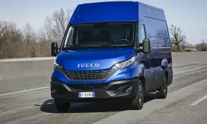 Niebieski Iveco Daily w ruchu drogowym. Kierowca za kierownicą. Pytanie: iveco daily ile oleju do silnika?