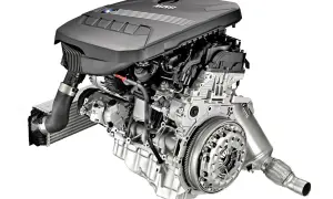 Silnik BMW n47 z turbosprężarką i elementami układu napędowego.