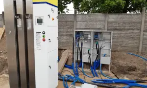 Nowe stacje CNG w Warszawie w trakcie budowy. Widać nowoczesne dystrybutory i skrzynki elektryczne z przewodami.