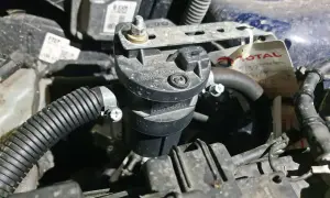 Element instalacji gazowej w samochodzie, pokazujący jak wymienić filtr gazu.