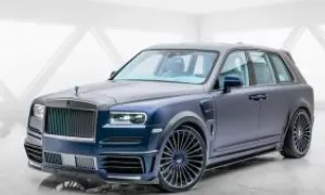 Niebieski Rolls-Royce Cullinan z masywnymi felgami. Sprawdź, jaka jest rolls royce cullinan cena i czy Cię na niego stać.