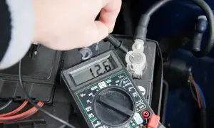 Sprawdzanie akumulatora za pomocą multimetru. Wynik 12.6V pokazuje, że jest w dobrym stanie.