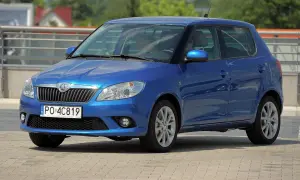 Niebieska Skoda Fabia 2025 z polskimi tablicami PO 4C819 zaparkowana na placu.