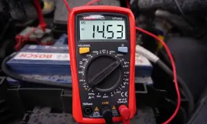 Multimetr pokazuje 14.53V, co świadczy o prawidłowym prądzie ładowania alternatora.