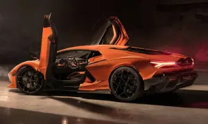 Pomarańczowe Lamborghini Revuelto z otwartymi drzwiami i podniesionymi maskami, widok z boku i tyłu.