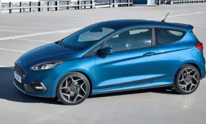 Niebieski Ford Fiesta ST z czarnym dachem i felgami stoi na parkingu.