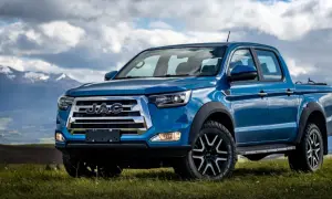 Niebieski JAC T8 PRO na tle gór i chmur. Ten potężny pickup jest gotowy na każdą przygodę.