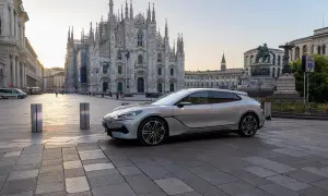 Srebrny Denza Z9 GT na tle Katedry Duomo w Mediolanie. Sprawdź aktualną denza z9 gt cena!