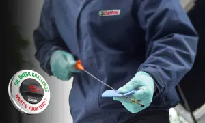 Sprawdź, ile oleju do silnika jest w Twoim samochodzie. Wskaźnik poziomu oleju Castrol Edge pokazuje, czy Twój poziom jest odpowiedni.