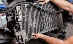 Cieknąca chłodnica: naprawa czy wymiana? Sprawdź, co wybrać!