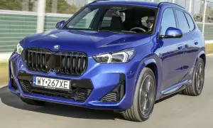 Niebieskie BMW X1 w ruchu. Zwróć uwagę na jego dynamiczne linie i kompaktowe bmw x1 wymiary, idealne do miasta.