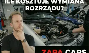 Zastanawiasz się nad wymianą rozrządu? Cena tej usługi w ZAPA CARS jest przystępna. Mechanik pracuje przy silniku.