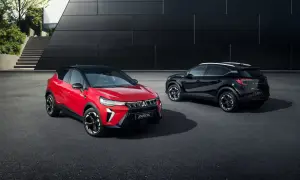 Dwa modele Mitsubishi ASX: jeden czerwony z przodu, drugi czarny z tyłu, prezentują nowoczesny design.