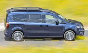 Niebieski, 7-osobowy van w ruchu, idealny dla rodziny szukającej najmniej awaryjnego vana 7-osobowego.