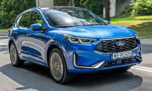 Niebieski Ford Kuga w ruchu drogowym. Sprawdź aktualną ford kuga cena i wybierz swój wymarzony SUV.