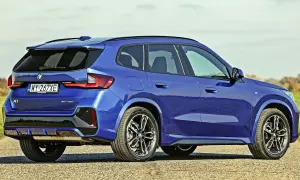 Niebieskie BMW X1 xDrive23i na drodze. Sprawdź aktualną bmw x1 cena i dostępne konfiguracje.