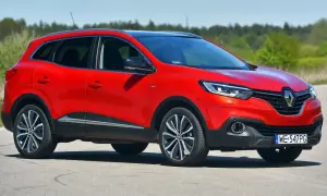 Czerwony Renault Kadjar na drodze. Zastanawiasz się, jaki silnik najlepszy do tego modelu?