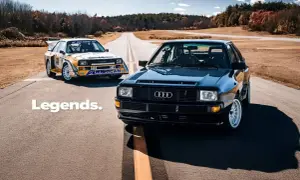 Dwa kultowe Audi quattro S1 na drodze. Jeden w barwach rajdowych, drugi czarny, lśniący.