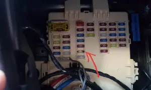Jak podnieść szybę elektryczną w samochodzie, gdy nie działa?