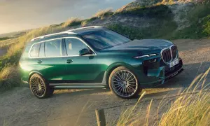 Zielony Alpina XB7 na tle wydm i morza. Luksusowy SUV gotowy na przygodę.