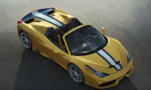 Żółte Ferrari 458 Spider z niebiesko-białymi pasami na masce i tyle, gotowe do jazdy po torze.