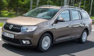 Brązowy Dacia Logan MCV w ruchu drogowym, z widocznym numerem rejestracyjnym WE 204NY.