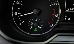 Wskaźniki pokazują poziom paliwa CNG. Zastanawiasz się, co jest tańsze: LPG czy gaz ziemny?