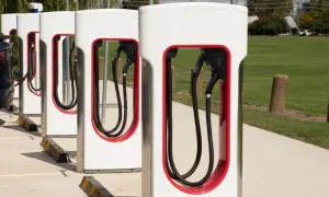 Ile kosztuje ładowanie Tesli? Sprawdź, jak zaoszczędzić na energii