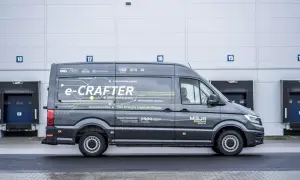 Szary e-Crafter z napisem "Misja Zerowa Emisja" pokazuje, ile kosztuje przerobienie samochodu na elektryczny, oferując zero kosztów paliwa i serwisu.