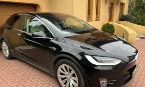 Ile kosztuje przejechanie 100 km tesla? Zaskakujące różnice w cenach