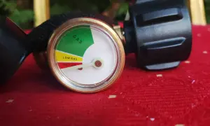 Manometr wskazuje, jakie jest ciśnienie w butli LPG. Wskaźnik jest w strefie "REFILL", co oznacza konieczność napełnienia.