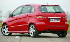 Czerwony Mercedes B klasa, zapytanie o jaki silnik benzynowy.