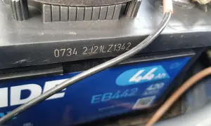 Na akumulatorze widoczny jest kod 0734 2J21LZ1342, który może oznaczać datę produkcji akumulatora.