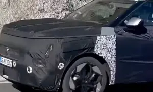 Zamaskowany Hyundai Matrix na testach drogowych. Nowy model w kamuflażu, z widocznymi felgami i tablicą rejestracyjną.