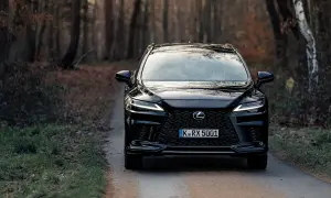Czarny Lexus RX 350 na leśnej drodze.